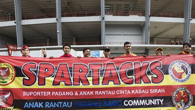 500 Suporter Semen Padang Ramaikan Laga Melawan Persija di SUGBK - TSC 2016  Bola.com