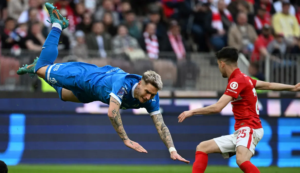 Guillermo Varela (kiri). Bek kanan Uruguay berusia 29 tahun yang merupakan produk Akademi Penarol ini baru saja memilih hijrah ke Brasil untuk membela Flamengo usai meninggalkan Dynamo Moscow di bursa transfer musim panas 2022/2023 dengan status pinjaman selama 1 musim. Selain Dynamo Moscow, ia juga sempat memperkuat beberapa klub elite Eropa lainnya, Seperti Real Madrid Castilla dan Manchester United. (AFP/Kirill Kudryavtsev)