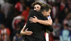 Pelatih Atletico Madrid asal Argentina, Diego Simeone (kanan), memeluk penyerang Atletico Madrid asal Argentina nomor punggung 19, Julian Alvarez, setelah pertandingan Liga Spanyol antara Atletico Madrid dan Rayo Vallecano di Stadion Metropolitano, Madrid, Kamis (25-9-2025). (Javier SORIANO/AFP)