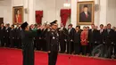 Kapolri Jenderal Pol. Badrodin Haiti mengucapkan sumpah jabatan yang dipimpin oleh Presiden Joko Widodo di Istana Negara, Jakarta, Jumat (17/4/2015). (Liputan6.com/Faizal Fanani)