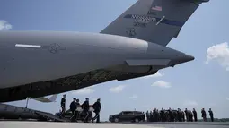 Tim pengangkut Angkatan Darat AS memindahkan peti jenazah berisi sisa-sisa tubuh Letnan Satu Tyler James Feehan di Pangkalan Angkatan Udara Dover, Delaware, Amerika Serikat,  Rabu, 22 Juli 2026. (Foto AP/Matt Rourke)