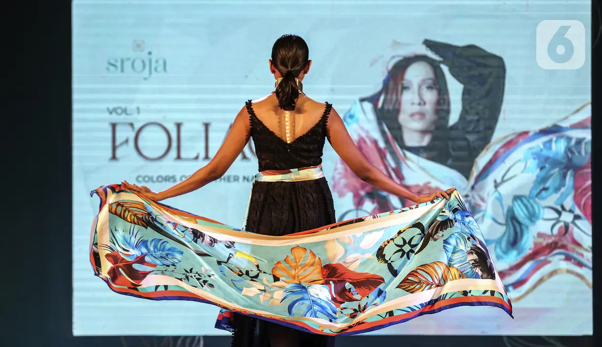 Model mengenakan koleksi scarf dari Sroja saat peluncuran di Jakarta, Sabtu (26/3/2022). Scarf Sroja memiliki kesan elegan dan modern. (Liputan6.com/Johan Tallo)