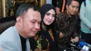 Lantas siapa perempuan bercadar yang ada dibelakang Opick saat pemakaman istri keduanya. Tidak ada yang tahu itu siapa, tapi banyak yang menyebut perempuan tersebut Yulia Mochamad. (Adrian Putra/Bintang.com)