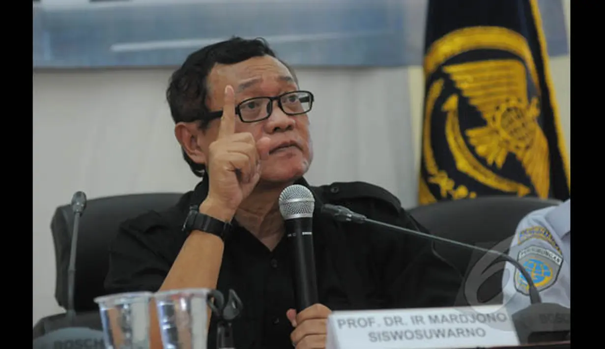 Prof. DR. IR Mardjono Siswosuwarno menerangkan proses pengambilan data (recovery) Cockpit Voice Recorder (CVR) saat berlangsungnya Media Rilis KNKT Tahun 2014 di Jakarta, Kamis (29/1/2015). (Liputan6.com/Herman Zakharia)