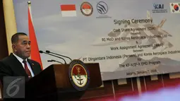 Menhan Ryamizard Ryacudu memberi kata sambutan usai penandatanganan kontrak Cost Share Agreement (CSA) untuk pengembangan pesawat tempur KF-X/IF-X antara RI dan Korsel di Jakarta, Kamis (7/1). (Liputan6.com/Johan Tallo)