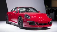 Porsche 911 Targa 4 GTS diluncurkan pada The North American International Auto Show di Detroit, Michigan, 12 Januari 2015. (AFP Photo/Geoff Robins)