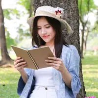 ilustrasi perempuan baca buku/copyright by PhotoByToR (Shutterstock)
