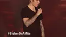 Air mata kembali berderai dari para beliebers lantaran hal yang dibuat Justin Bieber. Kali ini tidak dikecewakan, tetapi dibuat kagum oleh penampilan Justin di American Music Awards 2016 lewat video satelit. (doc.gossipcop.com)