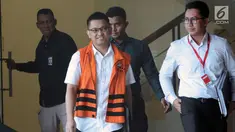 Tersangka penyuap hakim PT Sulawesi Utara Sudiwardono, Aditya Anugrah Moha (kedua kiri) usai menjalani pemeriksaan lanjutan di Gedung KPK, Jakarta, Kamis (14/12). Aditya resmi ditahan KPK pada 8 Oktober 2017 lalu. (Liputan6.com/Helmi Fithriansyah)