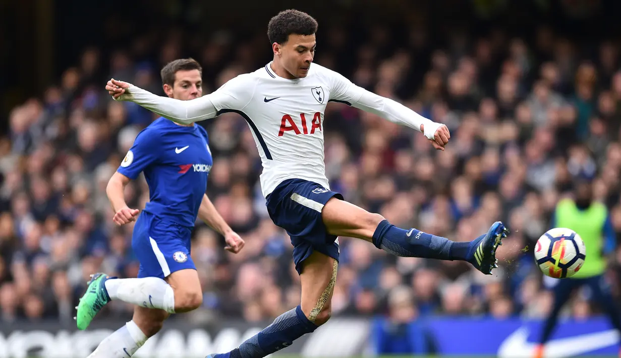 Gelandang Tottenham, Dele Alli, melepaskan tendangan ke gawang Chelsea pada laga Premier League di Stadion Stamford Bridge, London, Minggu (1/4/2018). Chelsea kalah 1-3 dari Tottenham. (AFP/Glyn Kirk)
