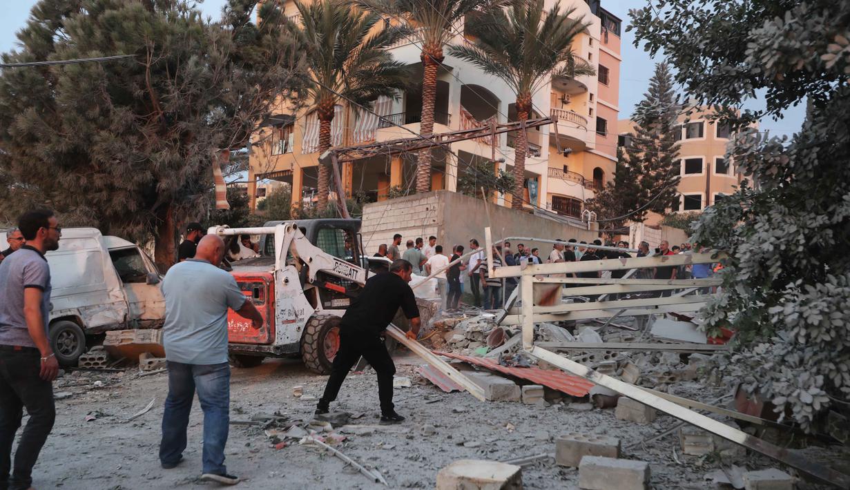 Sedikitnya satu orang tewas dan sembilan lainnya terluka dalam serangkaian serangan udara Israel ke Lebanon Selatan pada Kamis (6/11/2025). Tampak dalam foto, orang-orang memeriksa lokasi bangunan yang hancur akibat serangan udara Israel di desa Teir Debba, Lebanon Selatan, Kamis 6 November 2025. (AP Photo/Mohammad Zaatari)