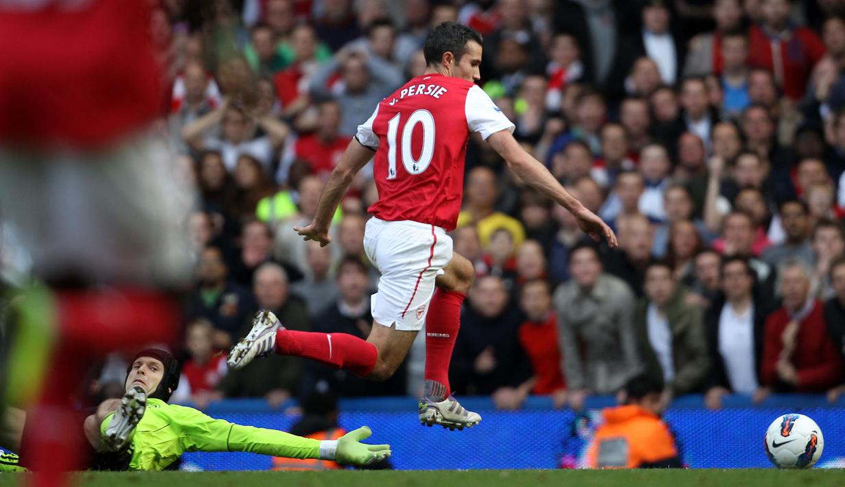 Striker Belanda yang pensiun pada Juli 2019 bersama Feyenoord dan kini tengah dipercaya membesut Feyenoord U-18, Robin van Persie menjadi pemain kedua yang sukses mencetak hattrick ke gawang Chelsea di Stamford Bridge pada era Premier League. Momen itu terjadi pada pekan ke-10 Premier League musim 2011/2012 saat timnya Arsenal menang 5-3 atas Chelsea (29/10/2011). (AFP/Adrian Dennis)