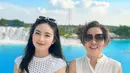 Natasha Wilona juga tak mau ketinggalan momen Hari Ibu. Ia mengunggah foto manis bersama sang mama, mengenakan pakaian serba putih yang memberikan kesan hangat dan penuh kasih. [@natashawilona12].