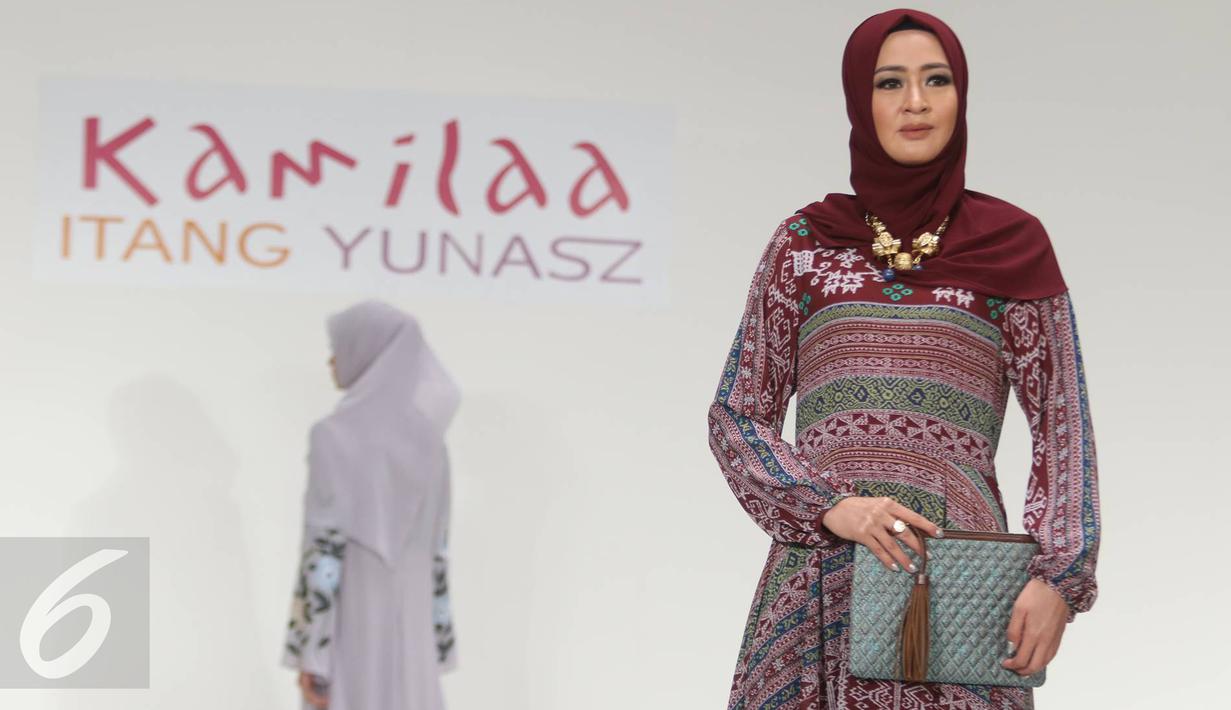 Model memeragakan busana karya Itang Yunasz berlabel Kamilaa di Pasar Tanah Abang, Jakarta, Kamis (9/3). Itang menjadikan motif batik dan tenun dalam koleksi terbarunya menyambut Ramadhan dan Idul Fitri 1438 H. (Liputan6.com/Immanuel Antonius)