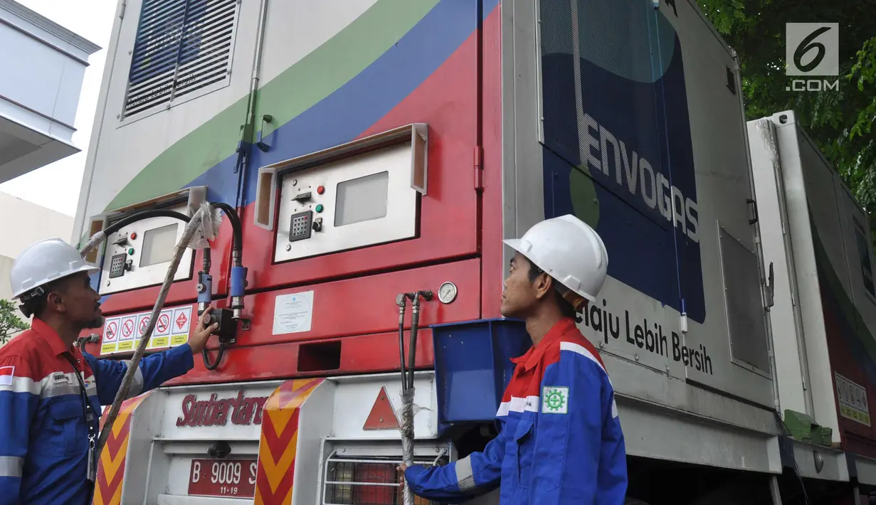 Petugas mempersiapkan selang gas untuk Bus BRT Trans Semarang di Pelataran Parkir Patra Jasa Semarang, Rabu (9/1). Sejumlah bus mulai beralih menggunakan Bahan Bakar Gas (BBG)  pada bus sedang (medium) . (Liputan6.com/Gholib)