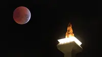 Penampakan gerhana bulan di Monas, Jakarta (31/1/2018). Foto diambil dengan teknik multiple exposure. (Bambang E. Ros/Bintang.com)