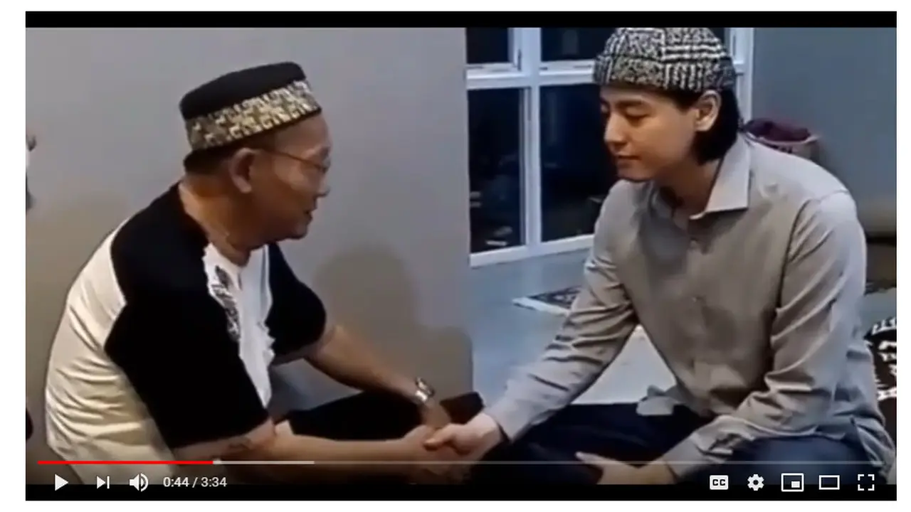 Video Roger Danuarta masuk Islam (YouTube/ Mala Tube84)