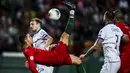 Striker Portugal, Cristiano Ronaldo, melakukan tendangan salto saat melawan Luksemburg pada laga Kualifikasi Piala Eropa 2020 di Stadion Jose Alvalade, Lisbon, Sabtu (11/10). Portugal menang 3-0 atas Luksemburg. (AFP/Carlos Costa)