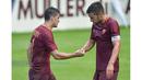 Kevin Strootman (kanan) dan Perotti marayakan kemenangan atas AC Pinzolo pada laga uji coba di Pinzolo, Italia (13/7/2016). AS Roma menang 16-0. (Bola.com/asroma.com)