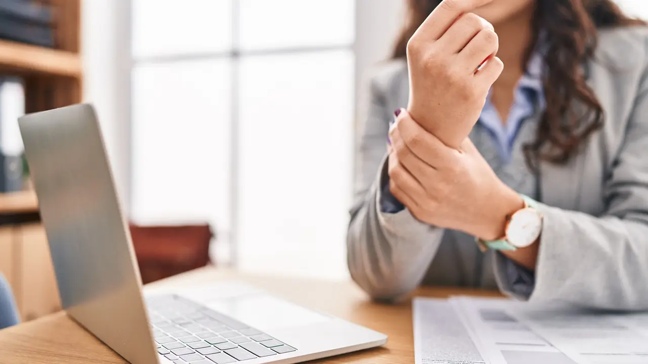 Carpal Tunnel Syndrome Bikin Pergelangan Tangan Sakit, Kenali Faktor Risiko hingga Cara Mencegahnya