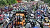 Hari ini 1.528 motor milik pemudik diangkut dengan 33 unit truk secara gratis menuju kota-kota di Jawa Barat, Jawa Tengah dan Yogyakarta, Jakarta, Rabu (23/7/14). (Liputan6.com/Faizal Fanani)