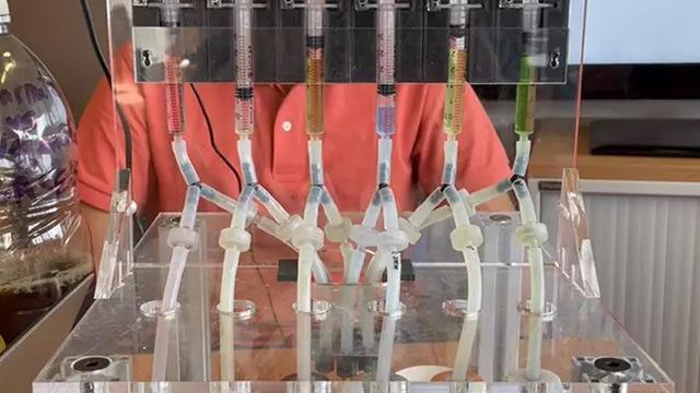 Perangkat ini mencampur bahan kimia untuk menciptakan rasa.