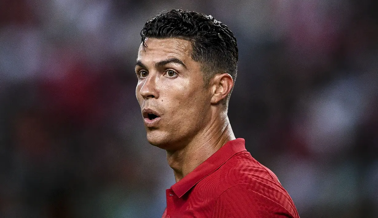 <p>Cristiano Ronaldo terpilih ke dalam skuad Timnas Portugal untuk Piala Dunia 2022 Qatar. Ini merupakan edisi kelimanya tampil di perhelatan terbesar sepak bola dunia sejak 2006. Meski sedang tidak dalam performa&nbsp;terbaiknya di Manchester United, Ronaldo tetaplah menjadi salah satu pemain krusial Seleccao das Quinas. Edisi ini diprediksi akan menjadi penampilan terakhir pria 37 tahun tersebut.&nbsp;(AFP/Patricia De Melo Moreira)</p>