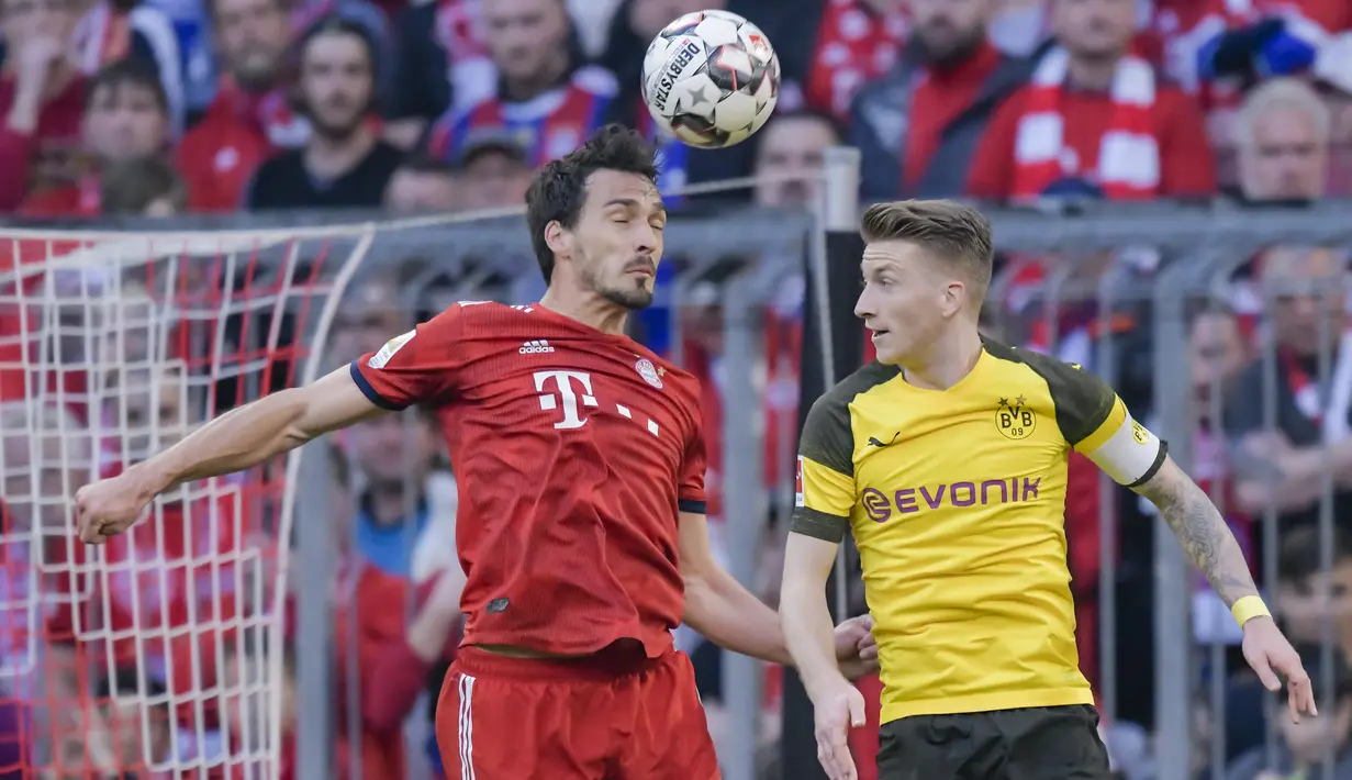 Pada 2016, bek asal Jerman itu memutuskan untuk kembali ke Munchen. Hanya bertahan selama tiga tahun di Munchen, Hummels  (kiri) kembali berseragam Dortmund pada 2019 . (Foto: AFP/Guenter Schiffmann)