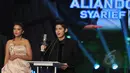 Pesinetron ganteng, Aliando Syarief berhasil memenangkan kategori Pendatang Baru Paling Ngetop dalam ajang SCTV Music Awards 2015 di Studio 6 Emtek City, Jakarta, Rabu (6/5). (Liputan6.com/Herman Zakharia)
