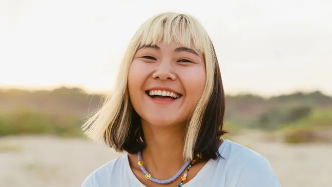 tertawa rambut pirang santai