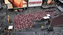 Acara ini dimulai 20 tahun yang lalu pada tanggal 21 Juni 2003, ketika tiga orang memutuskan untuk menggelar tikar mereka di Times Square untuk memberi hormat pada matahari terbit. (Photo by TIMOTHY A. CLARY / AFP)
