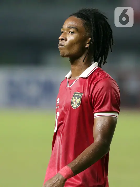 Ekspresi pemain Timnas Indonesia U-19, Ronaldo Kwateh usai gagal menembus pertahanan tim Thailand U-19 pada lanjutan penyisihan grup A Piala AFF U-19 2022 di Stadion Patriot Candrabhaga, Bekasi, Jawa Barat, Rabu (6/7/2022). Timnas Indonesia U-19 harus puas dengan hasil imbang 0-0. (Liputan6.com/Helmi Fithriansyah)