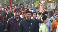 Presiden Joko Widodo dan Ibu Negara Iriana tiba menghadiri Karnaval Budaya Bali di kawasan Nusa Dua, Bali, Jumat (12/10). Karnaval tersebut untuk mengenalkan kepada delegasi  IMF - WB Group 2018 tentang budaya Bali. (Liputan6.com/Angga Yuniar)