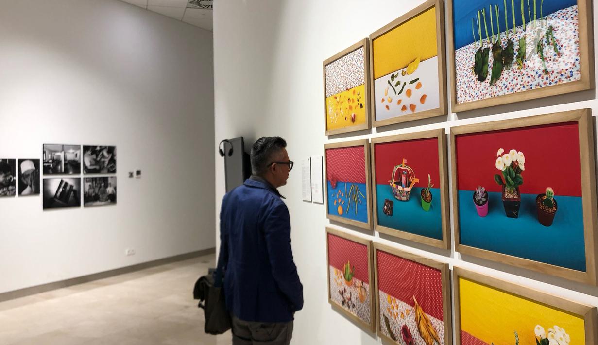 Pengunjung mengamati karya fotografi yang dipajang dalam pameran bertajuk Innovation di Erasmus Huis, Jakarta, Kamis (5/3/2020). Pameran yang menceritakan tentang inovasi dari karya dari 10 pewarta foto tersebut berlangsung hingga 5 April 2020. (Liputan6.com/Immanuel Antonius)