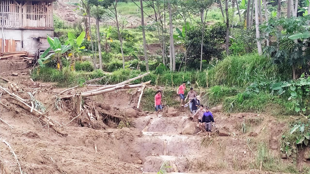 Lahan Sawah Tertimbun Longsor