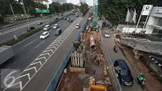 Sejumlah kendaraan melintas di dekat pembangunan proyek MRT di Jalan R. A Kartini, Jakarta Selatan, Senin (4/4). Proyek yang memakan separuh badan jalan tersebut menyebabkan kemacetan, terutama saat jam sibuk. (Liputan6.com/Immanuel Antonius)