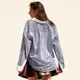Oversized shirt termasuk pakaian yang bersifat timeless karena tidak bergantung pada tren sesaat (Sumber: H&M)