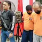 Dua kurir narkoba yang kedapatan Polresta Pekanbaru menyimpan 64,6 kilogram sabu untuk diedarkan di Pekanbaru. (Liputan6.com/M Syukur)