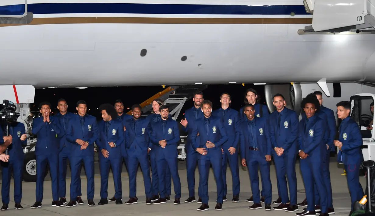 Para pemain Brasil menggunakan setelan jas saat tiba di Sochi airport, Rusia, (11/6/2018). Brasil berada pada grup E dengan Kosta Rika, Swis dan Serbia. (AFP/Nelson Almeida)