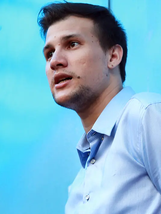 Saat menjadi bintang tamu televisi swasta di daerah Tendean, Jakarta Selatan, Rabu (16/3/2016), Stuart hanya ingin masalah anaknya cepat diselesaikan. (Deki Prayoga/Bintang.com)