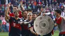 Para pemain Bayern Munchen merayakan gelar juara Bundesliga setelah mengalahkan FC Augsburg, di WWK Arena, Augsburg, Sabtu (7/4/2018). Bayern Munchen menang 4-1 atas FC Augsburg. (AP/Matthias Schrader)