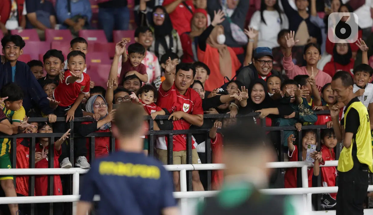 Sejumlah penonton antusias menyambut salah satu pemain Oxford United yang memnagi jersey usai laga perdana Grup A Piala Presiden 2025 di Stadion Utama Gelora Bung Karno (SUGBK), Jakarta, Minggu (6/7/2025). (Liputan6.com/Helmi Fithriansyah)