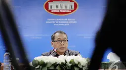  Dirjen Kerjasama Asean I Gusti Wesaka Puja memaparkan isu-isu bilateral di Gedung Kementerian Luar Negeri, Jakarta, Kamis (18/12/2014). (Liputan6.com/Faizal Fanani)