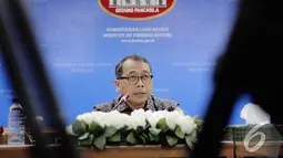  Dirjen Kerjasama Asean I Gusti Wesaka Puja memaparkan isu-isu bilateral di Gedung Kementerian Luar Negeri, Jakarta, Kamis (18/12/2014). (Liputan6.com/Faizal Fanani)