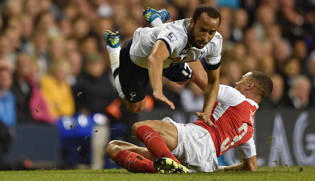 Pemain Arsenal, Kieran Gibbs, menghentikan laju pemain Spurs, Andros Townsend, dalam laga putaran ketiga Piala Liga Inggris di Stadion White Hart Lane, Inggris, Kamis (24/9/2015) dini hari WIB. (Reuters/Toby Melville)