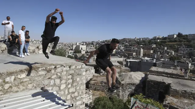 FOTO: Aksi Pemuda Palestina Berlatih Parkour di Kota Hebron