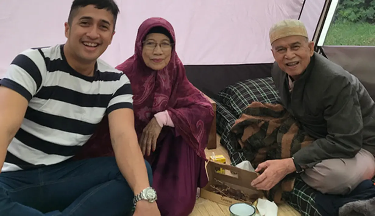 Mendengar itu, Irfan langsung menuju kampung halamannya untuk melihat kondisi ayahnya. Irfan tambah panik saat melihat kondisi ayahnya, apalagi saat transfusi darah sempat tidak bisa masuk. (Instagram/irfanhakim75)