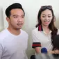 Roby Geisha beserta istri, Cinta Ratu datang menjenguk Julia Perez di Rumah Sakit Cipto Mangunkusumo (RSCM) pada Selasa (25/4/2017). Pasangan ini sengaja membawakan air zamzam saat umrah Februari silam. (Deki Prayoga/Bintang.com)