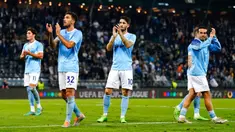 Para pemain Lazio menyapa para penggemar setelah melawan Sturm Graz pada pertandingan sepak bola Grup F Liga Europa di Merkur Arena, Graz, Austria, 6 Oktober 2022. Pertandingan berakhir imbang 0-0. (AP Photo/Florian Schroetter)