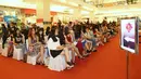 Ratusan wanita cantik tampak setia menunggu giliran menjalani seleksi untuk merebutkan 20 tempat di audisi hari pertama. (Nurwahyunan/Bintang.com)
